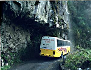 [3 s @ 28.8 kb/s] Road along Pastaza canyon.