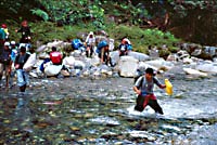 [ 5 s @ 28.8 kb/s] Sacha Llanganates expedition crossing the Rio Zunac